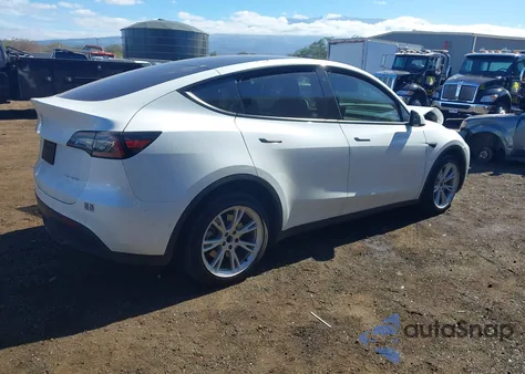 2022 Tesla Model Y Long Range Dual Motor All-Wheel Drive z USA, uszkodzony, nr VIN 7SAYGAEE8NF540779